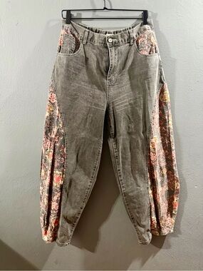 NWOT. POL Gray Boyfriend Jeans with Floral Side Panels